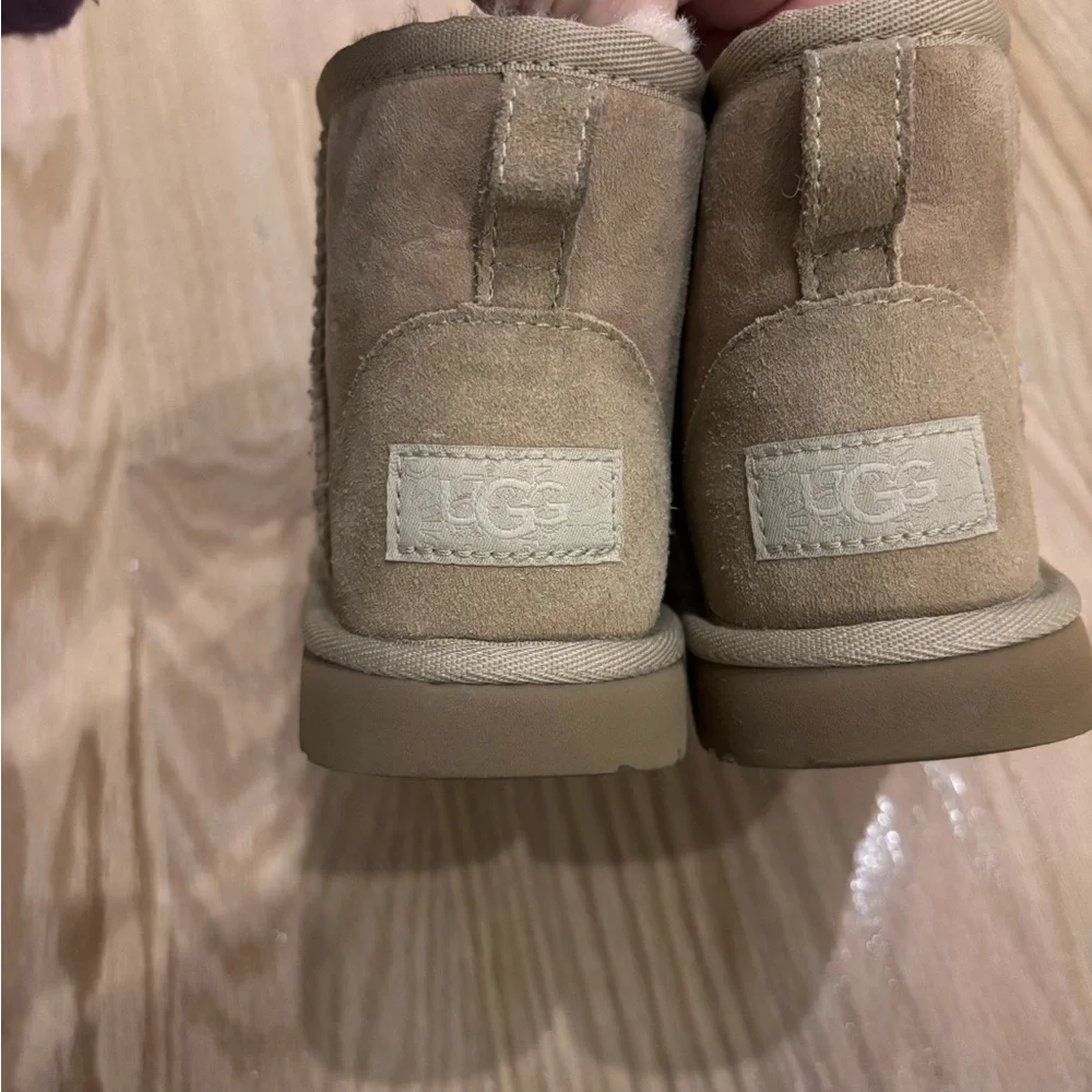 Girl Ugg ultra mini-tan size 13 - Picture 4 of 7